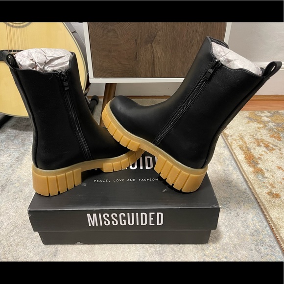 NIB Women’s Size 5 Contrast Sole Chunky High Ankle Boots With Thick Orange Soles - Picture 13 of 14